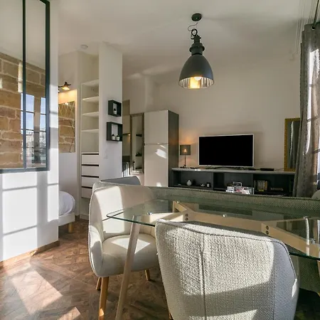 Le Saint B Au Pied De La Cathedrale Saint Benigne *