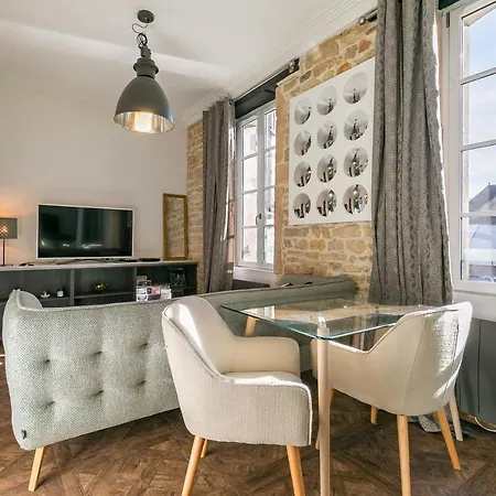 Le Saint B Au Pied De La Cathedrale Saint Benigne Apartment *