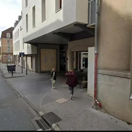 Le Saint B Au Pied De La Cathedrale Saint Benigne *