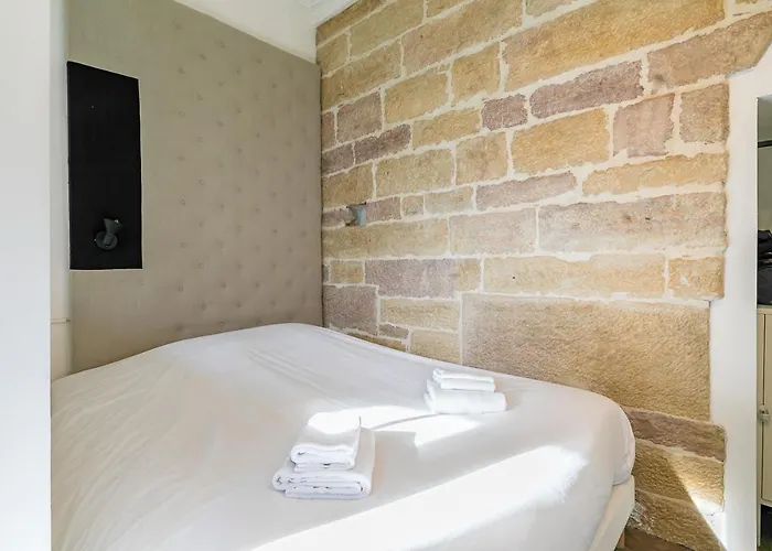 Le Saint B Au Pied De La Cathedrale Saint Benigne *