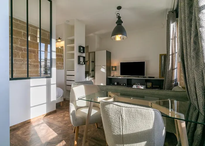 Le Saint B Au Pied De La Cathedrale Saint Benigne *