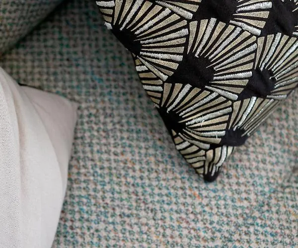 Le Saint B Au Pied De La Cathedrale Saint Benigne *