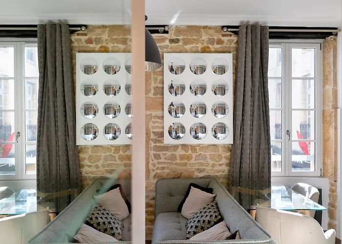 Le Saint B Au Pied De La Cathedrale Saint Benigne