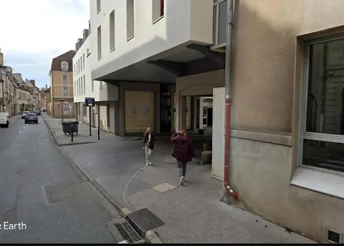 Le Saint B Au Pied De La Cathedrale Saint Benigne *